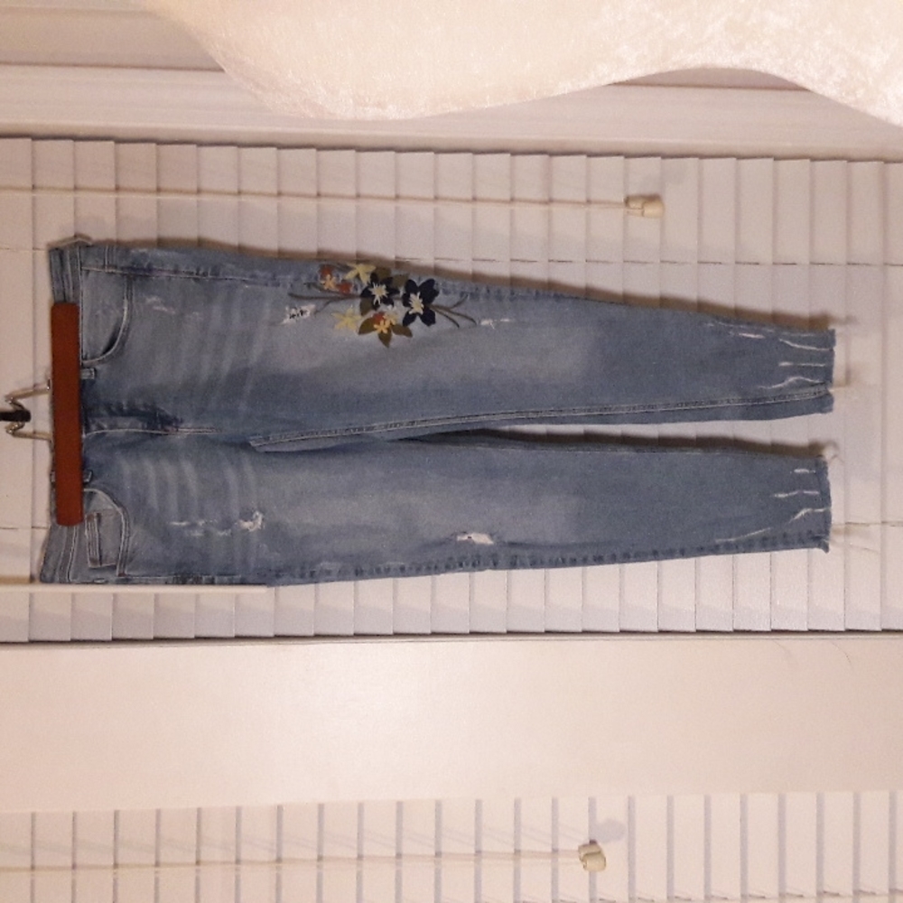 Zara Z1975 basic floral embroidered Raw Hem Size 6 jeans